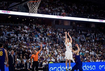 Jaycee Carroll anota un triple ante el Barcelona Lassa. |  EFE