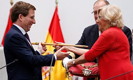Carmena entrega el bastón de mando a Martínez Almeida. |  EFE