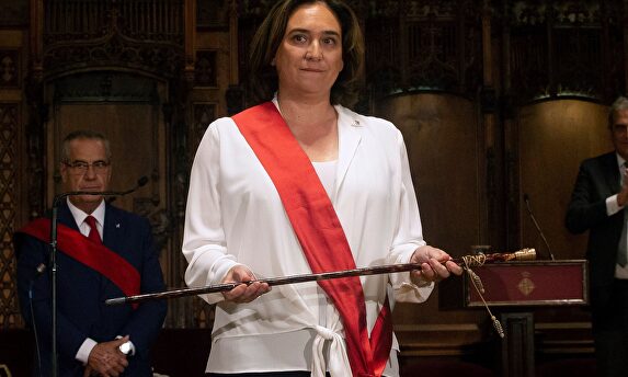 Ada Colau, con el bastón de mando tras haber sido reelegida. |  EFE