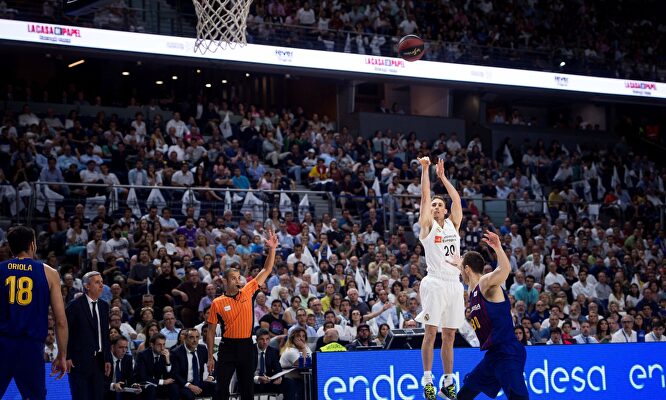 Jaycee Carroll anota un triple ante el Barcelona Lassa. |  EFE