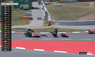 Aparatoso accidente en el GP de Cataluña de motos: Lorenzo cae y otros tres pilotos al suelo
