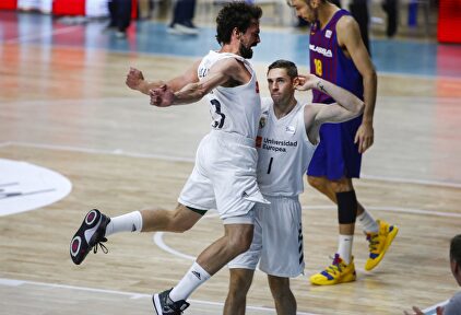 Llull y Causeur (1) celebran una canasta del galo |  ACB Photo / Emilio Cobos