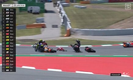 Aparatoso accidente en el GP de Cataluña de motos: Lorenzo cae y otros tres pilotos al suelo