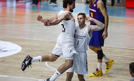 Llull y Causeur (1) celebran una canasta del galo |  ACB Photo / Emilio Cobos