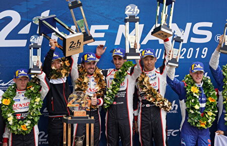 Fernando Alonso vuelve al alzarse como campeón en las 24 horas de Le Mans. |  EFE