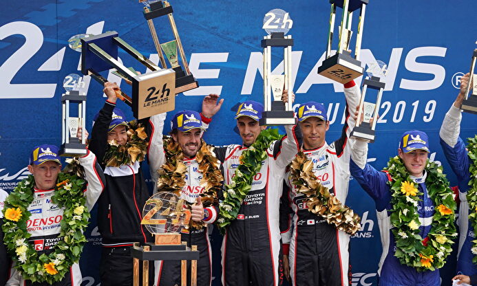 Fernando Alonso vuelve al alzarse como campeón en las 24 horas de Le Mans. |  EFE