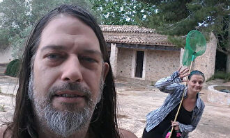 Dos de los okupas en la mansión de Boris Becker |  Youtube