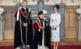 Los monarcas con la reina de Inglaterra |  Cordon Press