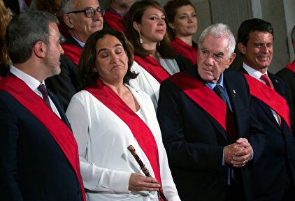 La alcaldesa de Barcelona, Ada Colau junto a Jaume Collboni y Ernest Maragall en su investidura |  EFE