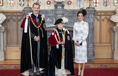 Los monarcas con la reina de Inglaterra |  Cordon Press