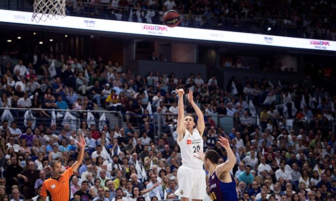 Carroll obra el milagro y pone al Madrid a un paso del título (81-80)