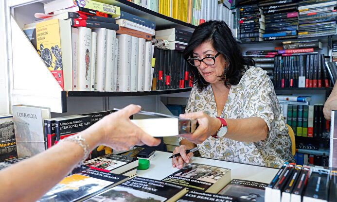 Almudena Grandes en la Feria del Libro |  EFE