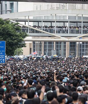 Multitudinaria manifestación a favor de la democracia en Hong Kong |  EFE