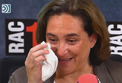Ada Colau rompe a llorar, sin motivo, en una entrevista: "Porque pienso en mis hijos"