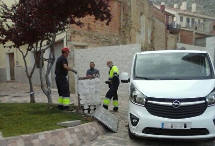 Los operarios retiran el busto. |  IU Cadrete