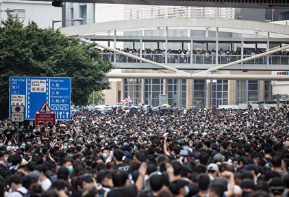 Multitudinaria manifestación a favor de la democracia en Hong Kong |  EFE