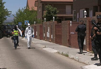 Registro en una de las viviendas del detenido. |  EFE