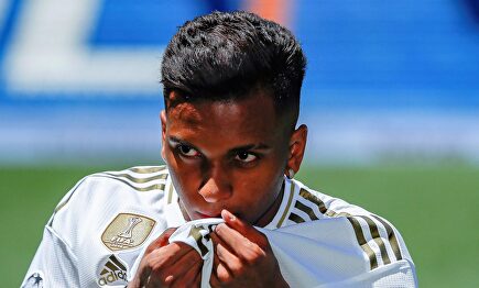 Rodrygo Goes se besa el escudo durante su presentación con el Real Madrid. |  EFE
