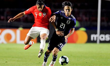 Takefusa Kubo (d), en acción ante Alexis Sánchez durante el Japón-Chile. |  EFE