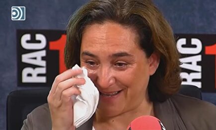 Ada Colau rompe a llorar, sin motivo, en una entrevista: "Porque pienso en mis hijos"