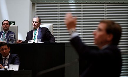 José Luis Martínez-Almeida, en primer plano, recién investido alcalde bajo la atenta mirada de los de Vox. EFE