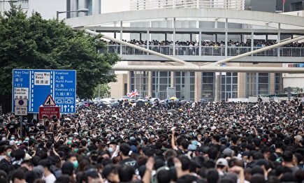 Multitudinaria manifestación a favor de la democracia en Hong Kong |  EFE