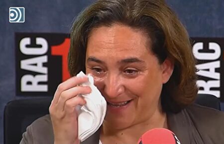 Ada Colau rompe a llorar, sin motivo, en una entrevista: "Porque pienso en mis hijos"