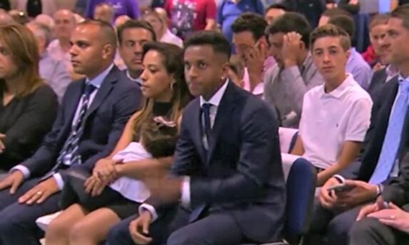 Rodrygo Goes (c), con su padre (2i) y su familia durante su presentación en el Bernabéu. |  Imagen TV