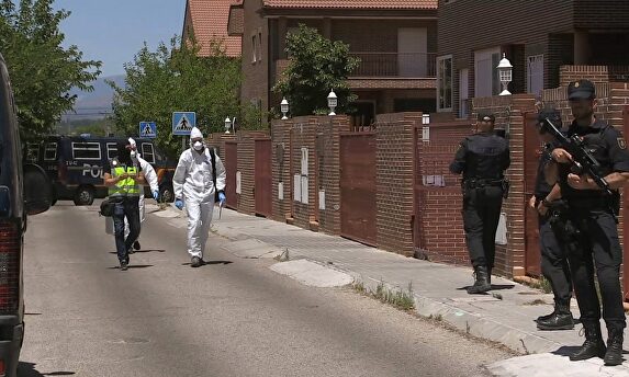 Registro en una de las viviendas del detenido. |  EFE