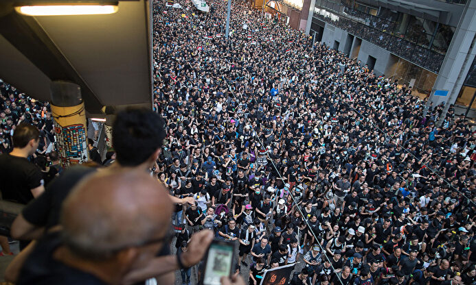 Una imagen de la gigantesca manifestación de este domingo en Hong Kong |  EFE