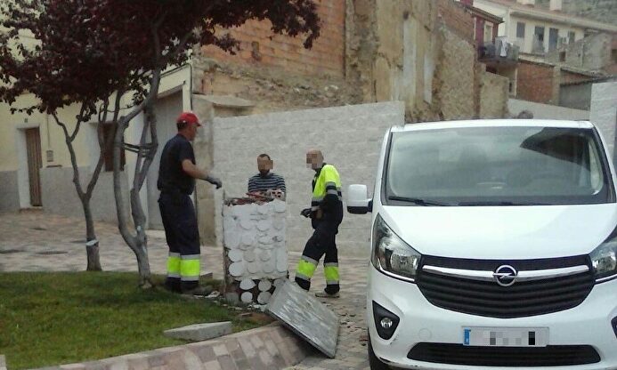 Los operarios retiran el busto. |  IU Cadrete