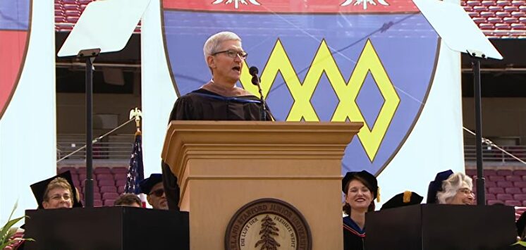 El CEO de Apple, Tim Cook, durante su discurso en la Universidad de Stanford. |  Imagen TV