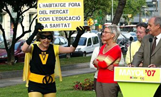 Ada Colau en su época de escracheadora, vestida de abeja `SuperVivienda´ |  PAH