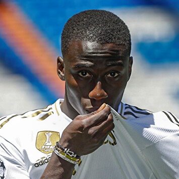 Ferland Mendy se besa el escudo del Real Madrid durante su presentación en el Bernabéu. |  EFE