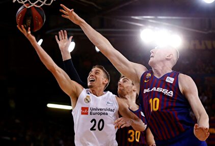 Jaycee Carroll, en acción ante Smits y Víctor Claver. |  EFE