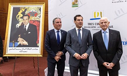 Moreno y los copresidentes de la Fundación Tres Culturas, Elías Bendodo y André Azoulay, en Rabat |  EFE
