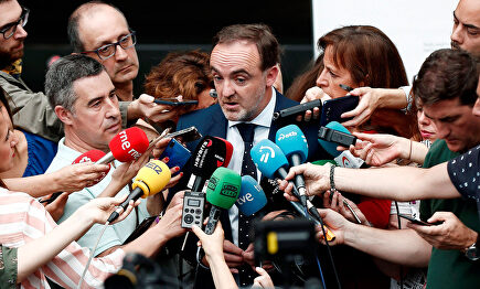 Esparza atiende a los medios de comunicación. |  EFE