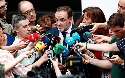 Esparza atiende a los medios de comunicación. |  EFE