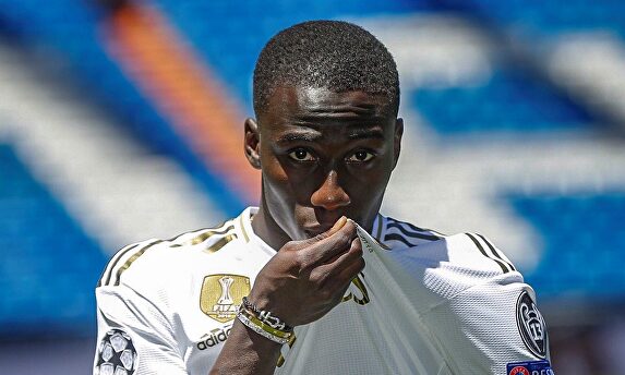 Ferland Mendy se besa el escudo del Real Madrid durante su presentación en el Bernabéu. |  EFE