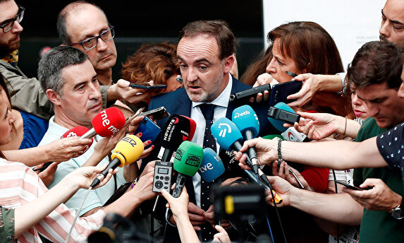 Esparza atiende a los medios de comunicación. |  EFE