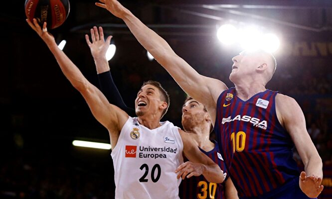 Jaycee Carroll, en acción ante Smits y Víctor Claver. |  EFE