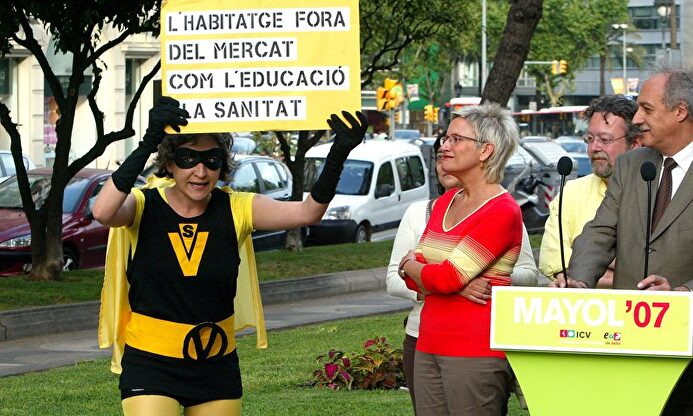 Ada Colau en su época de escracheadora, vestida de abeja `SuperVivienda´ |  PAH