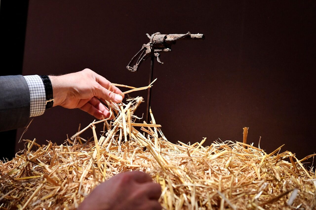 Vista del revólver de 7mm que presuntamente usó el pintor holandés Vincent van Gogh para suicidarse. |  EFE