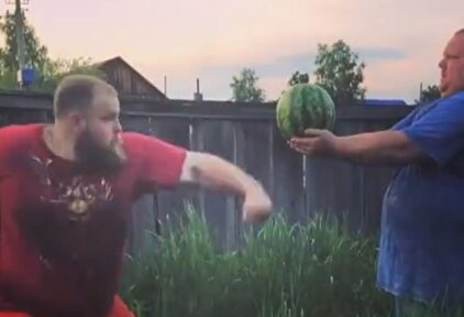 Así entrena el campéon mundial de bofetadas: partiendo sandías