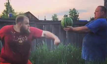 Así entrena el campéon mundial de bofetadas: partiendo sandías