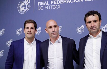 Luis Rubiales (c), junto a Robert Moreno (i) y José Francisco Molina. |  EFE