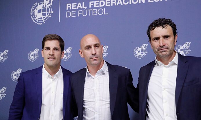 Luis Rubiales (c), junto a Robert Moreno (i) y José Francisco Molina. |  EFE