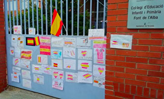 Banderas de España a las puertas del colegio de la niña |  Dolça Catalunya