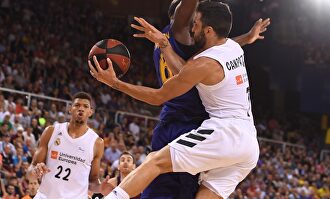 Campazzo asiste a Tavares ante la oposición de Singleton |  ACB Photo / D. Grau