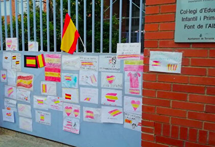 Banderas de España a las puertas del colegio de la niña |  Dolça Catalunya